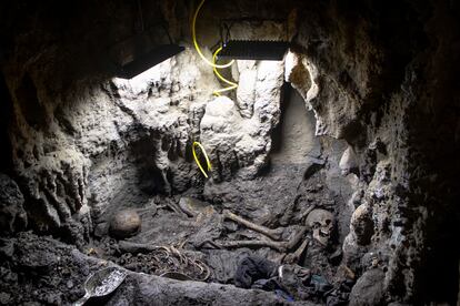 Restos humanos de los cuales se sospecha que pertenecen a víctimas de terrorismo en la década de los 90, yacen en el fondo de una cueva cerca de la comunidad de Siusa (Perú).