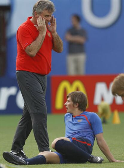Hiddink da instrucciones a Arshavin ayer.