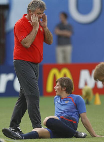 Hiddink da instrucciones a Arshavin  ayer.