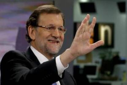 El presidente del Gobierno, Mariano Rajoy, durante la entrevista que ha concedido a la directora de servicios informativos de Antena 3, Gloria Lomana, esta noche en los estudios de la cadena televisiva.