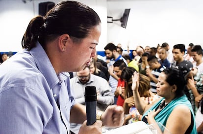 A pastora Lanna Holder, durante a pregação no domingo, 01 de março.