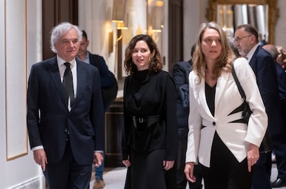 El presidente de CEIM, Miguel Garrido de la Cierva; la presidenta de la Comunidad de Madrid, Isabel Díaz Ayuso (en el centro) y la presidenta de CEOE Valladolid y candidata a la Presidencia de Cepyme, Ángela de Miguel.