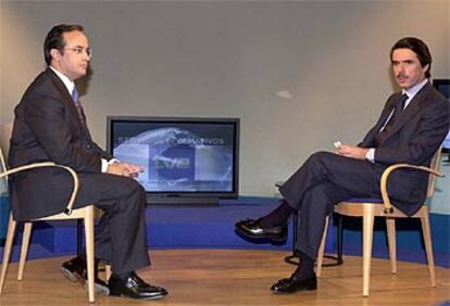 Aznar, durante una entrevista con Alfredo Urdaci en 2002.