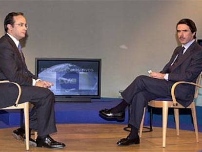 Aznar, durante una entrevista con Alfredo Urdaci en 2002.