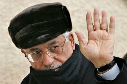 Mahmud Abbas <i>(Abu Mazen)</i> saluda al llegar al antiguo cuartel general de Yasir Arafat en Ramala.