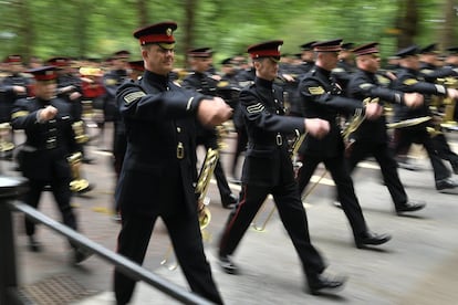 Marcha de la banda militar a lo largo del paseo de Birdcage durante la visita de Estado del presidente Trump.