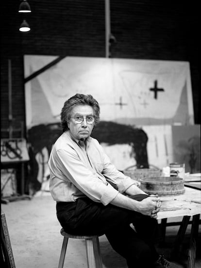El pintor y escultor barcelonés Antoni Tàpies, en su estudio. Barcelona, 1991.