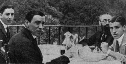 A la izquierda, Julio Camba sentado junto a Ramón Pérez de Ayala. Enfrente, Ramón María del Valle-Inclán y Juan Belmonte, en el Retiro en 1914.