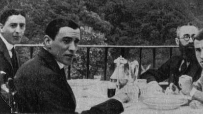 A la izquierda, Julio Camba sentado junto a Ramón Pérez de Ayala. Enfrente, Ramón María del Valle-Inclán y Juan Belmonte, en el Retiro en 1914.