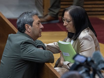 La presidenta de Les Corts Valencianes, Llanos Massó (Vox) conversa con Vicente Barrera antes de la votación de la Ley de la Concordia y en el día que fue destituido, el pasado jueves.