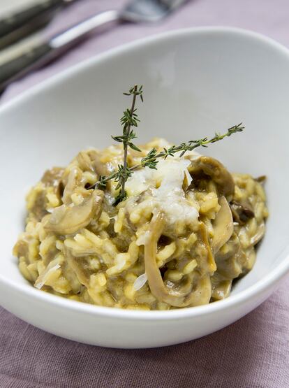 'Curso de arroces de día de fiesta' en la librería A Punto en Madrid. Se aprende a elaborar 3 tipos de arroces: caldoso de bogavante, paella del señoret y risotto de setas de invierno como el de la imagen (50 euros)