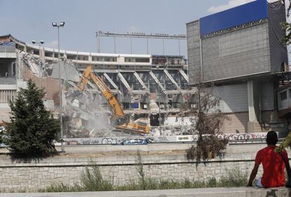 Una persona observa los trabajos de demolición en el Calderón.