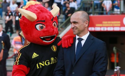 Roberto Martínez junto a la mascota de Bélgica.