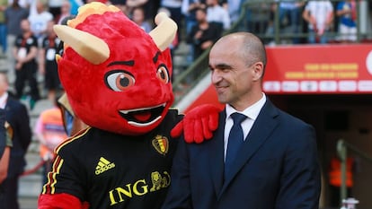 Roberto Martínez junto a la mascota de Bélgica.