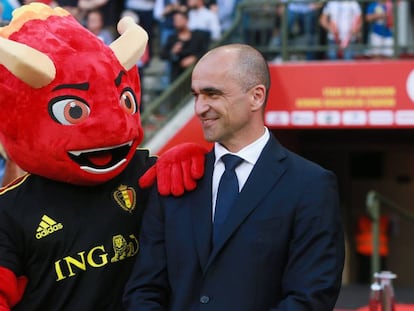 Roberto Martínez junto a la mascota de Bélgica.