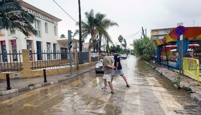 La carretera de Les Marines, en D&eacute;nia, inundada debido a las lluvia que contin&uacute;an afectando a esta zona de la Comunidad Valenciana.