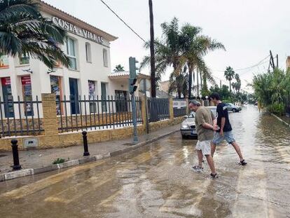 La carretera de Les Marines, en D&eacute;nia, inundada debido a las lluvia que contin&uacute;an afectando a esta zona de la Comunidad Valenciana.