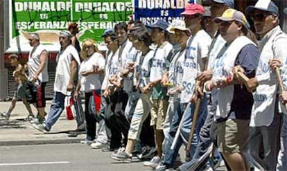 Un grupo de manifestantes marcha hacia el centro de Buenos Aires para unirse a los miles de personas llegados de todo el país para protestar.