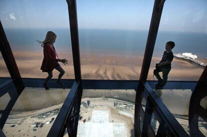Dos niños en el Skywalk de la torre de Blackpool (www.theblackpooltower.com), al oeste de Inglaterra. Abajo, la playa, y a lo lejos, el mar de Irlanda.