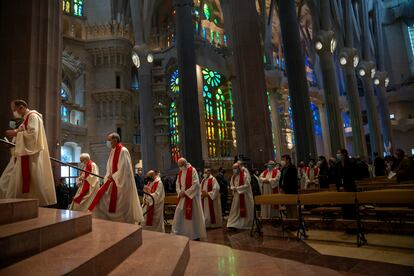 Obispos durante la beatificación del sábado en la Sagrada Familia.