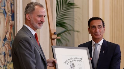 Matthew Bronfman, miembro de la American Jewish Committee, entrega a Felipe VI el Premio Gesher en el palacio de la Zarzuela de Madrid, el 6 de julio de 2022.