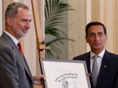 Matthew Bronfman, miembro de la American Jewish Committee, entrega a Felipe VI el Premio Gesher en el palacio de la Zarzuela de Madrid, el 6 de julio de 2022.