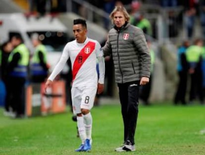 Gareca y Cueva, en la semifinal ante Chile.