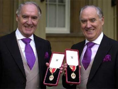 David Barclay (izquierda) y su hermano Frederick, tras ser nombrados <i>caballeros</i> por la reina de Inglaterra.