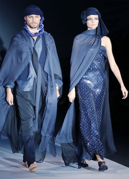 Dos modelos enseñan parte de la colección de Giorgio Armani, inspirada en los tuareg del desierto. El desfile del diseñador, icono de la moda italiana, ha sido una de los más esperados en la Semana de la Moda de Milán.