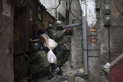 O domingo 17 de setembro foi um dia de pânico para os moradores da Rocinha, que mal sabiam que ali se iniciava um conflito pelo controle da favela cujo final ainda é incerto. Naquele dia um bando de criminosos armados invadiu a comunidade. Era uma disputa interna entre líderes da facção Amigos dos Amigos, que domina o tráfico de drogas na região, mas acabou afetando a cidade toda e provocou, uma semana depois, o envio das Forças Armadas à comunidade. A maior favela do Rio, e também a mais rentável para o tráfico, iniciava assim um período de instabilidade sem data de validade. Em 24 de outubro, ainda, uma turista espanhola foi morta pela polícia na comunidade. Os agentes disseram ter confundido o carro em que ela viajava com o de criminosos. O conflito trouxe ainda denúncias dos moradores contra os abusos da PM e escancarou que a integração e boa sintonia entre o Exército e as polícias locais estava longe de ser a ideal.