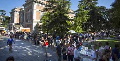 Decenas de visitantes hacen cola ante el Museo del Prado.