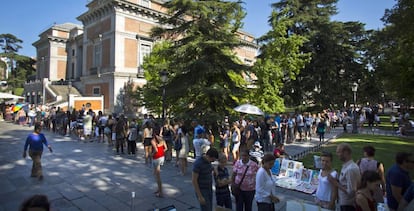 Decenas de visitantes hacen cola ante el Museo del Prado.