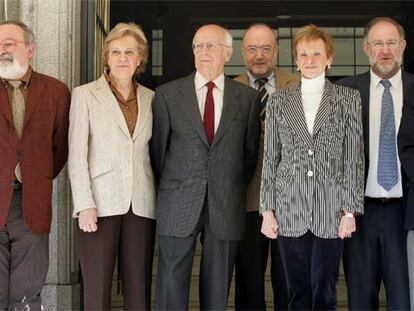 La vicepresidenta, María Teresa Fernández de la Vega (tercera por la derecha) con Fernando Savater, Victoria Camps, Emilio Lledó, Miguel Ángel Arnedo, Fernando González Urbaneja y Enrique Bustamante.
