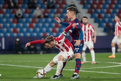 Muniain protege el balón ante De Frutos este jueves en el Ciutat de Valencia.