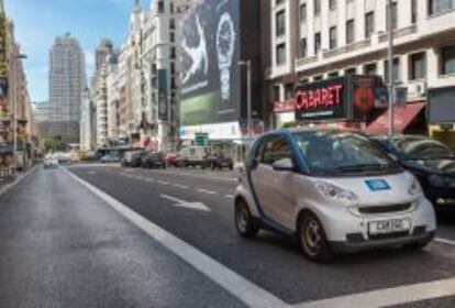 Un Smart biplaza circula por la Gran Vía de Madrid.