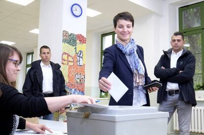 Frauke Petry, líder de AfD, vota en un colegio electoral en Leipzig (Alemania).