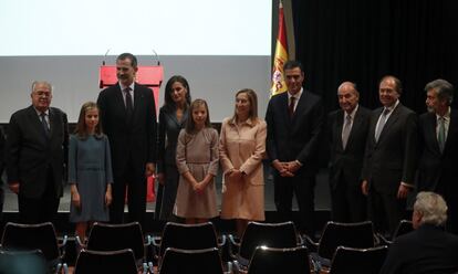 Los reyes acompañados por sus hijas, la princesa Leonor y la infanta Sofía, con las autoridades asistentes a la sede de Instituto Cervantes donde la princesa Leonor ha intervenido por primera vez en un acto oficial con la lectura de un extracto de la Constitución.