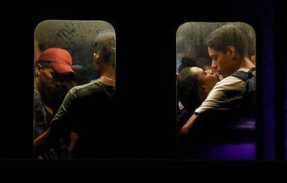 Pasajeros en el metro de Caracas, el pasado mes de marzo.