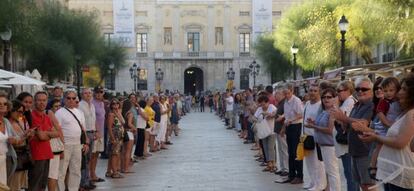 La cadena humana de Tarragona, ante el Ayuntamiento.