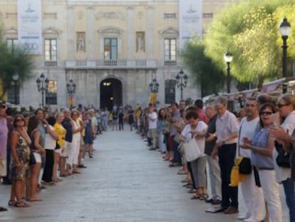 La cadena humana de Tarragona, ante el Ayuntamiento.