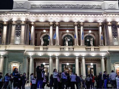 Decenas de personas esperan a ingresar al Teatro San Martín  durante el octavo Congreso de la Lengua Española, en Córdoba (Argentina). 