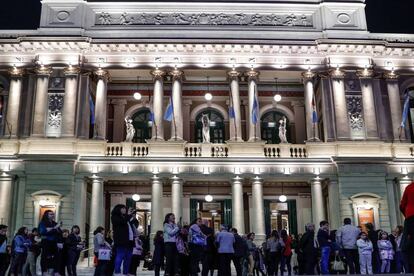 Decenas de personas esperan a ingresar al Teatro San Martín  durante el octavo Congreso de la Lengua Española, en Córdoba (Argentina). 