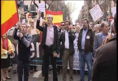 Un centenar de manifestantes piden la dimisión de Zapatero e increpan a Rubalcaba