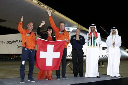 El piloto suizo Bertrand Piccard; la ministra de Medio Ambiente, Transporte y Energía, Doris Leuthard; el piloto suizo André Borschberg; el príncipe Alberto II de Mónaco y el ministro de Estado de los Emiratos Árabes Unidos y presidente del Masdar, el sultán Ahmed Al Jaber, posan con la bandera suiza una vez que el avión Solar Impulse 2 culminó la vuelta al mundo. La nave necesitó 23 días completos de vuelo —558 horas y 6 minutos exactamente— para superar su periplo de 43.041 kilómetros de distancia.