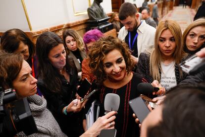 María Jesús Montero atiende a los medios tras el pleno del Congreso celebrado este miércoles.