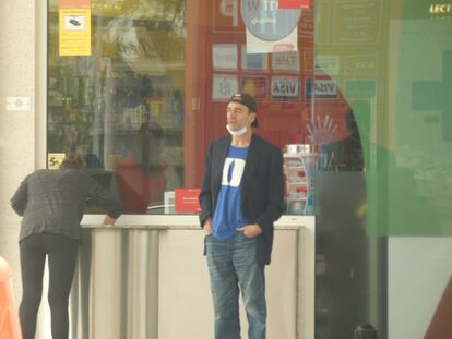 Alessandro Lequio, con la camiseta y la gorra de su hijo, en una gasolinera.