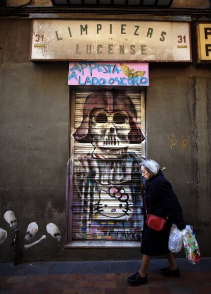 An old store that used to sell cleaning products on Madera street, in Malasaña. The graffiti on the left is part of a series titled ‘Mass graves: against the impunity of Franco-era crimes.’
