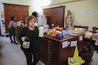 Una voluntària de la iniciativa del rector, Peio Sánchez, batejada com a 'Hospital de Campanya'.