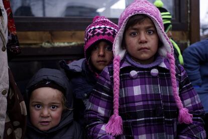 Unos niños refugiados esperan en Presevo, cerca de la frontera entre Serbia y Croacia.