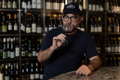 Jordi Luque, periodista gastronómico, fotografiado en Món Vínic, establecimiento de venta y degustación de vinos de Barcelona.